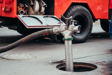 Technicien plombier débouche une canalisation à Cannes
